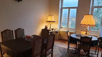 Petit déjeuner continental (10 EUR par personne)