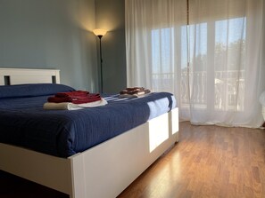 4 bedrooms, desk, iron/ironing board, bed sheets