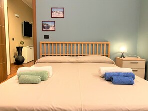 4 bedrooms, desk, iron/ironing board, bed sheets