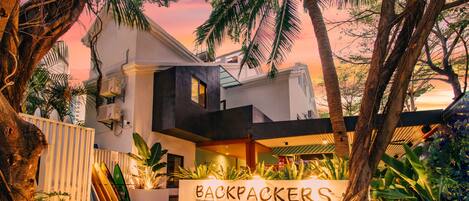 Vista frontal de la propiedad