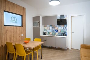 Réfrigérateur, micro-ondes, plaque de cuisson, cafetiÚre/bouilloire