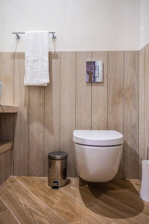 Dusche, Haartrockner, Bidet, Handtücher