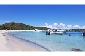 沙滩椅、沙滩毛巾