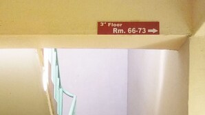 Un escalier avec une rampe verte menant au 3e étage, où se trouvent les chambres numérotées de 66 à 73.