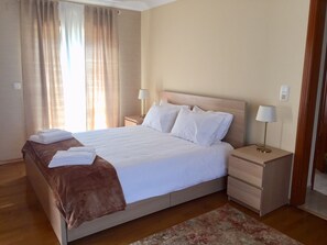 4 Schlafzimmer, Schreibtisch, Bügeleisen/Bügelbrett, WLAN