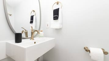 Combined shower/bathtub, hair dryer, towels, soap