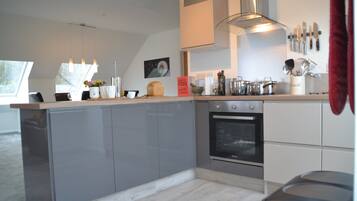 Departamento superior, 2 habitaciones, balcón, vista al valle | Cocina privada | Refrigerador, microondas, horno y parrilla de estufa