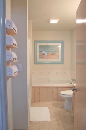 Combined shower/tub, jetted tub, hair dryer, towels - Bright & Beachy 3 bed/2 bath Soundside MP6 (Kill Devil Hills)
