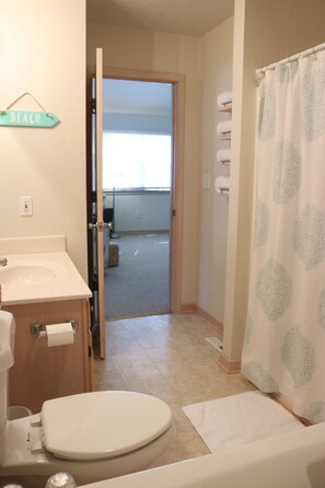 Combined shower/bathtub, jetted bath, hair dryer, towels - Bright & Beachy 3 bed/2 bath Soundside MP6 (Kill Devil Hills)