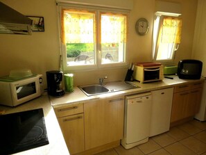 雪櫃、微波爐、焗爐、爐具