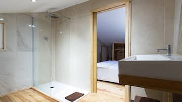 Kamar Double Desain | Kamar mandi | Shower, pengering rambut, dan handuk