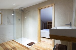 Design tweepersoonskamer | Badkamer | Een douche, een haardroger, handdoeken
