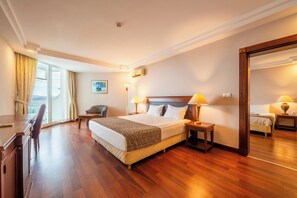 Minibar, escritorio y ropa de cama