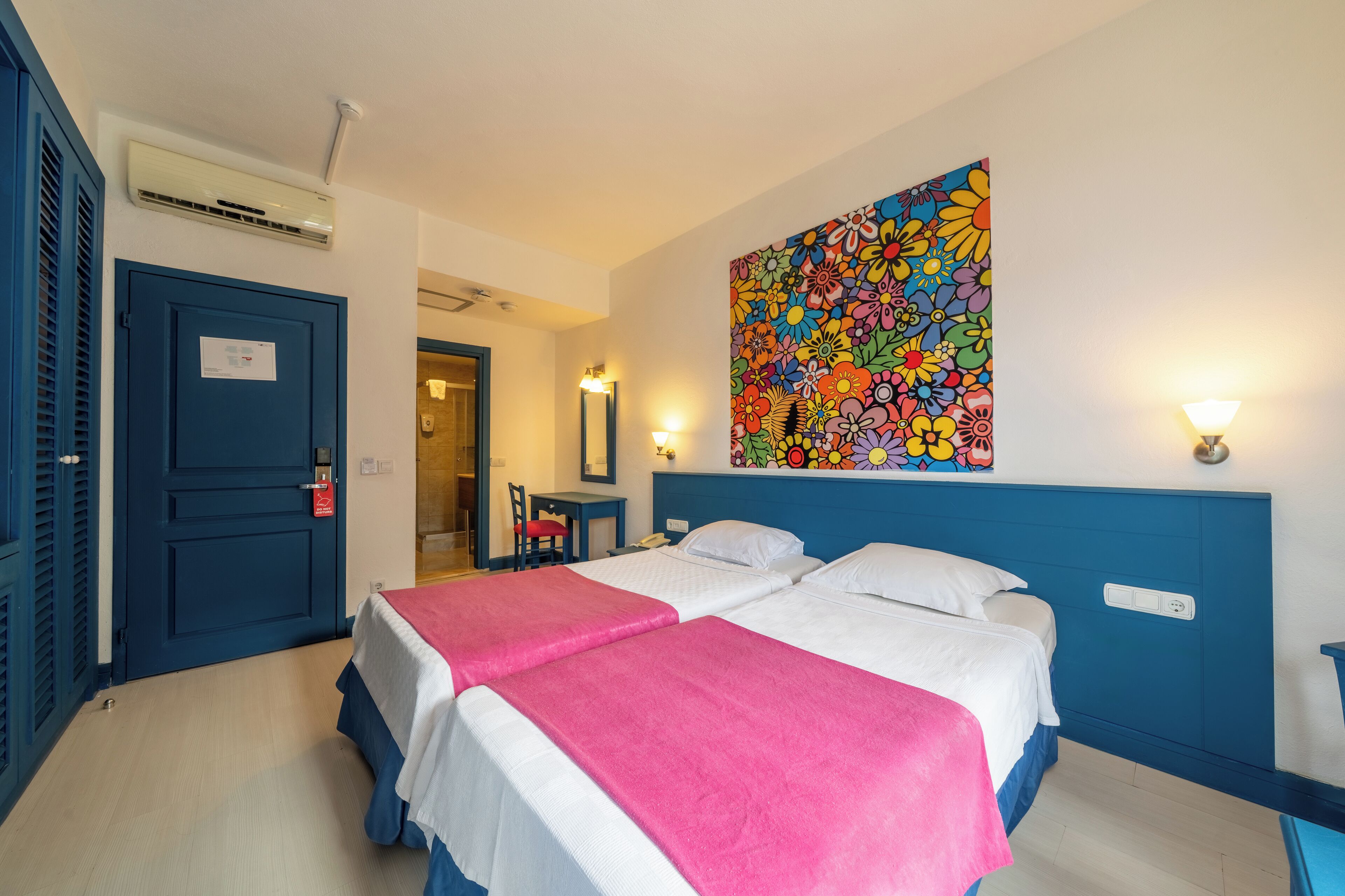 Club Room | Minibar, desk, bed sheets