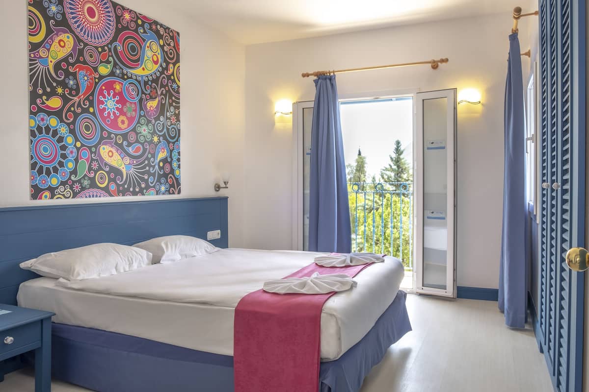 Club kamer | Een minibar, een bureau, beddengoed