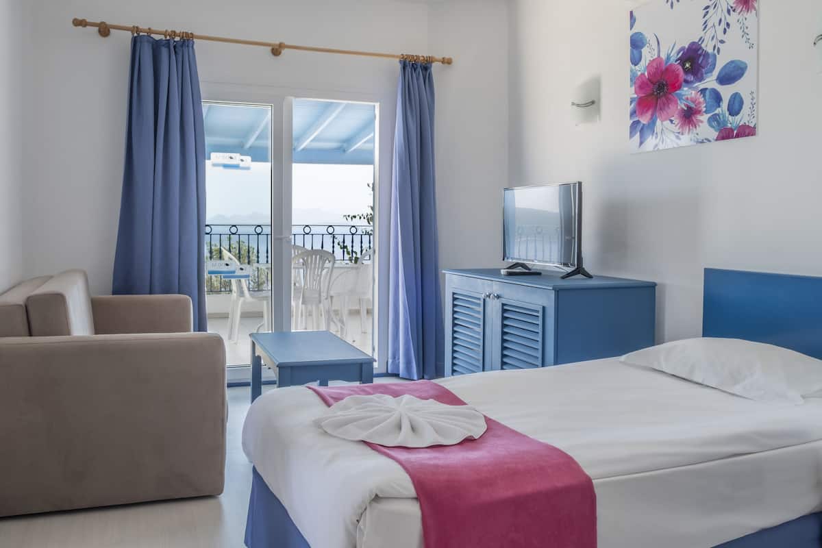 Een minibar, een bureau, beddengoed