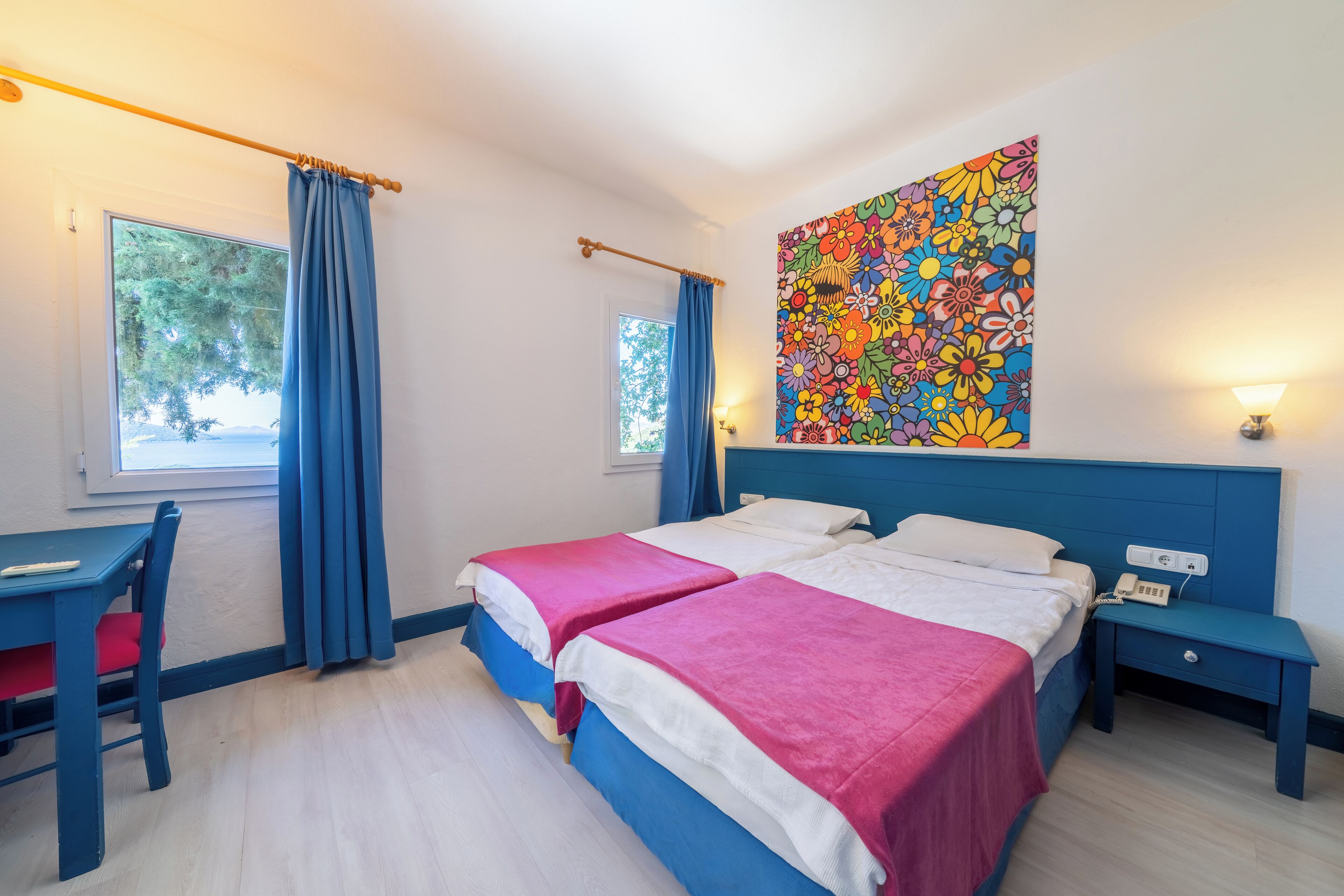 Grand Bungalow | Minibar, desk, bed sheets