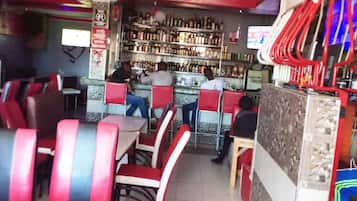 Phục vụ bữa sáng, bữa trưa, bữa tối, đặc sản địa phương