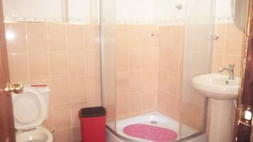Deluxe Room | Bathroom | Shower, rainfall showerhead, free toiletries, towels