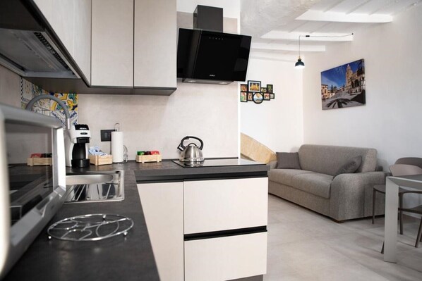 Microwave, coffee/tea maker, cookware/dishes/utensils - House on the Corso (Cefalù)