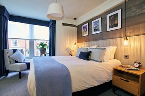 Desk, soundproofing, iron/ironing board, free WiFi - The Red Lion (Hook)