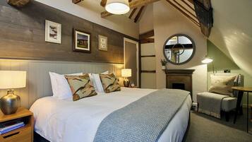 Een bureau, geluiddichte muren, een strijkplank/strijkijzer, gratis wifi