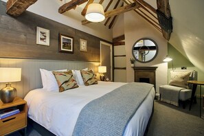 Desk, soundproofing, iron/ironing board, free WiFi