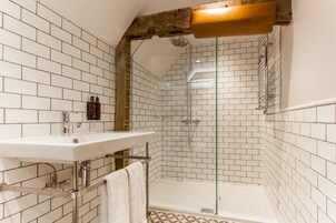 Ducha, artículos de tocador gratuitos, secador de pelo, batas