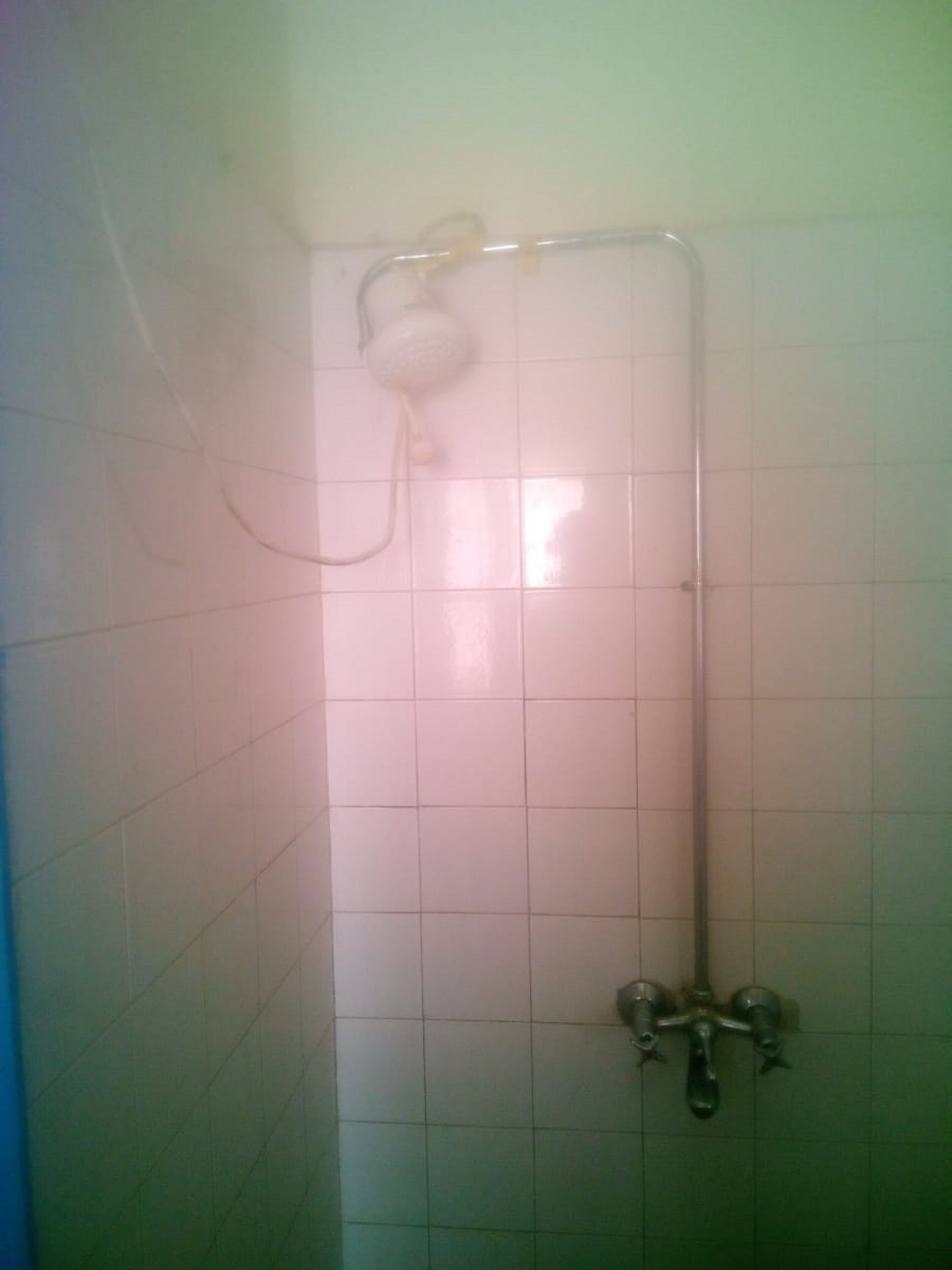 Shower, pancuran hujan,  dan handuk