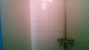 Ducha con cabezal de ducha de mano y grifo empotrado.