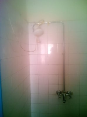 Chuveiro, chuveiro com efeito de chuva, toalhas de banho