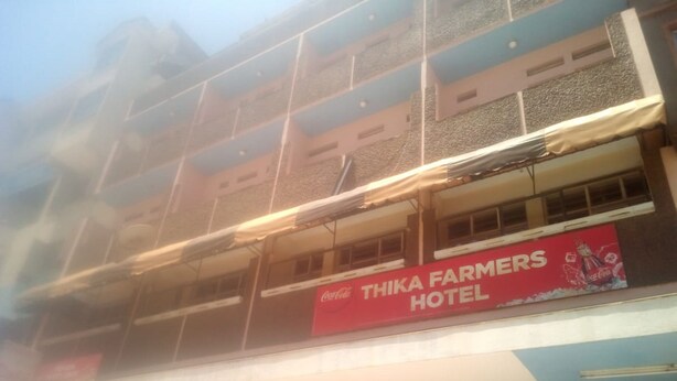Un edificio con un anuncio de Coca-Cola en la fachada, que indica un espacio comercial.