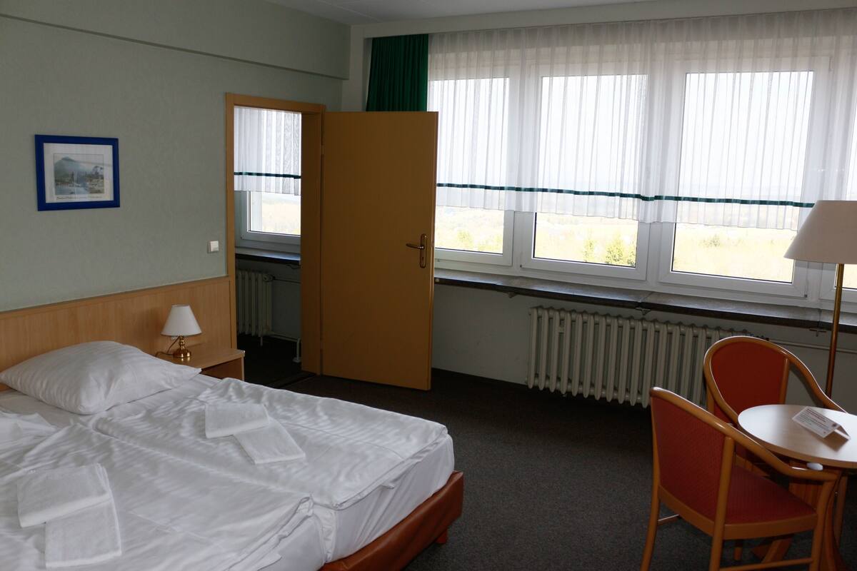 Apartment (Fuchshübel) | Living area | Flat-screen TV, table tennis