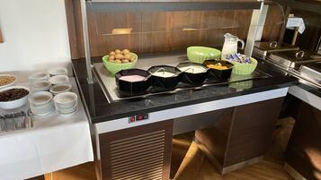 Tägliches Frühstücksbuffet (10 EUR pro Person)