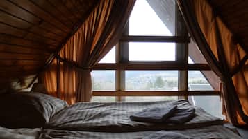 1 bedroom, desk, free cots/infant beds, rollaway beds