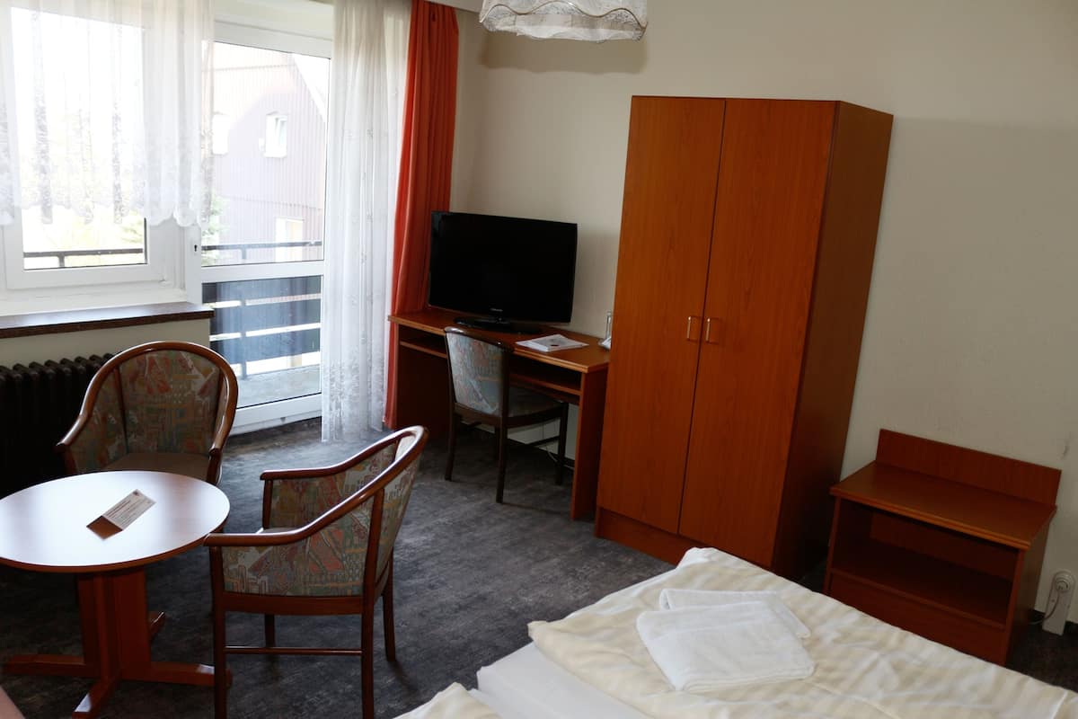 Apartment (Hemmschuh) | Living area | Flat-screen TV, table tennis