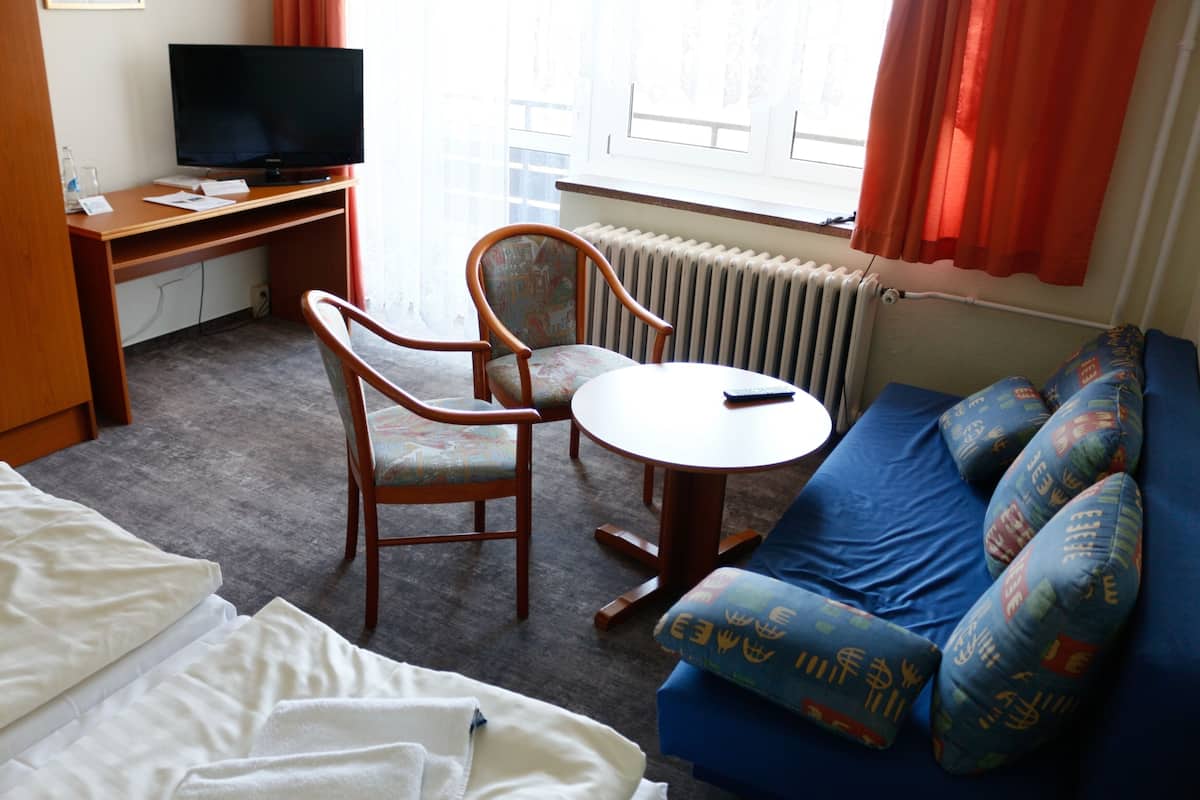 Apartment (Kannelberg) | Living area | Flat-screen TV, table tennis