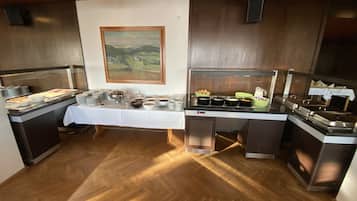 Tägliches Frühstücksbuffet (10 EUR pro Person)