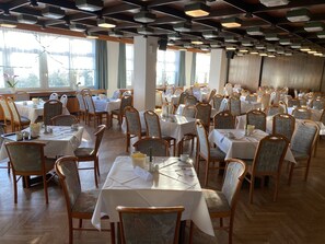 Päivittäinen buffetaamiainen (10 EUR per henkilö)