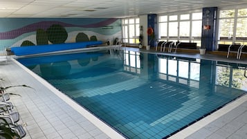Piscine couverte, chaises longues