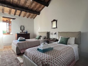 6 chambres, fer et planche à repasser, lit de bébé portatif