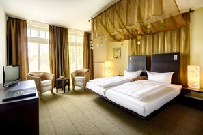 Ropa de cama hipoalergénica y caja de seguridad en la habitación 