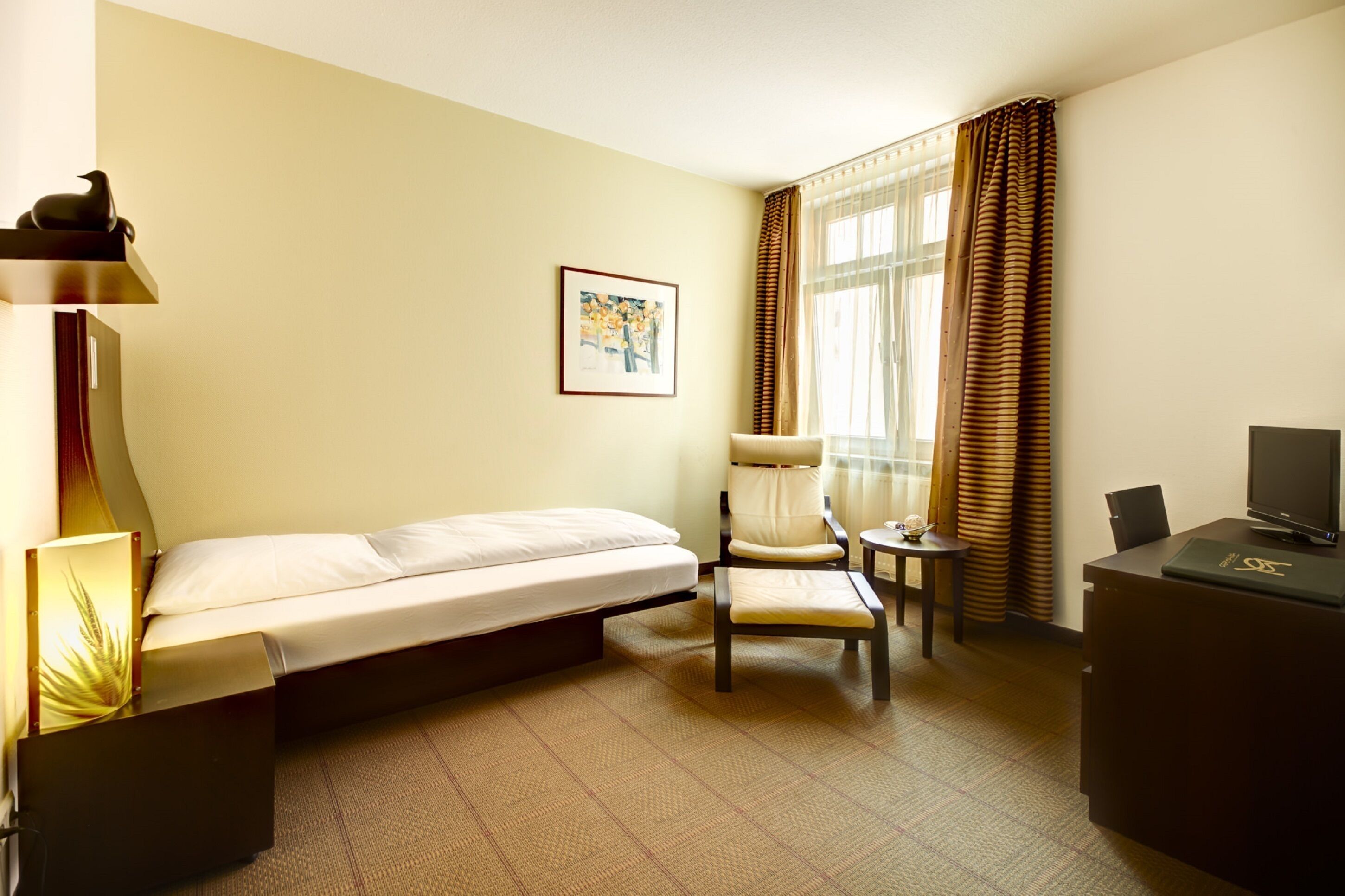 Ropa de cama hipoalergénica y caja de seguridad en la habitación 