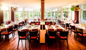 Desayuno buffet diario (EUR 10 por persona)