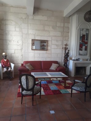 TV, fireplace, books - House in historic center (Villeneuve-lès-Avignon)