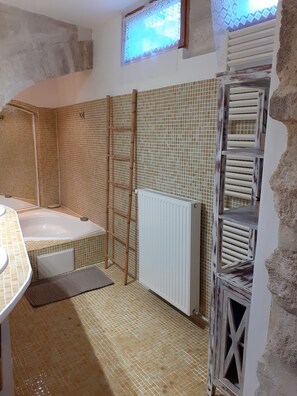 Bathtub, hair dryer, towels, toilet paper - House in historic center (Villeneuve-lès-Avignon)