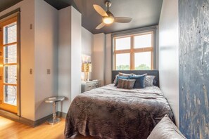 Iron/ironing board, WiFi, bed sheets - The Lux - Condo on Dickson St - Walk to UofA (Fayetteville)