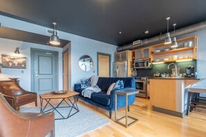 TV, offices - The Lux - Condo on Dickson St - Walk to UofA (Fayetteville)