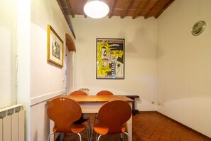 Basic-Apartment | Essbereich im Zimmer