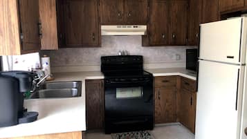 Geladeira, micro-ondas, fogão, cooktop